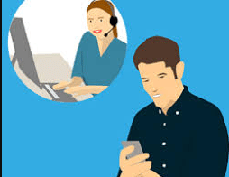 Mujer frente a un computador, hombre con un celular