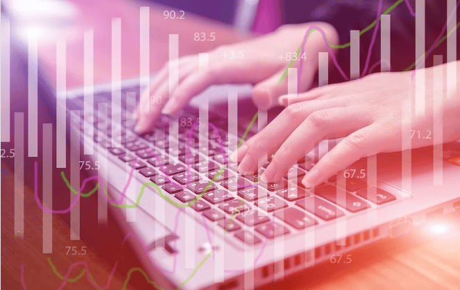 Manos escribiendo en un teclado de computador